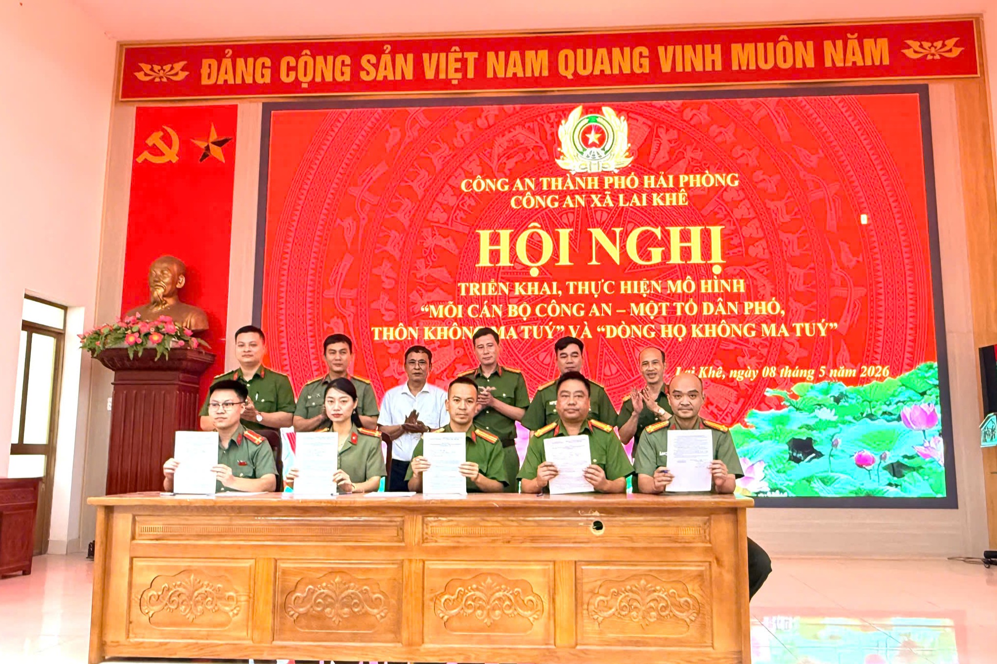 Công an xã Lai Khê triển khai mô hình “Mỗi cán bộ, chiến sĩ một tổ dân phố, thôn không ma túy” và “Dòng họ không ma túy”